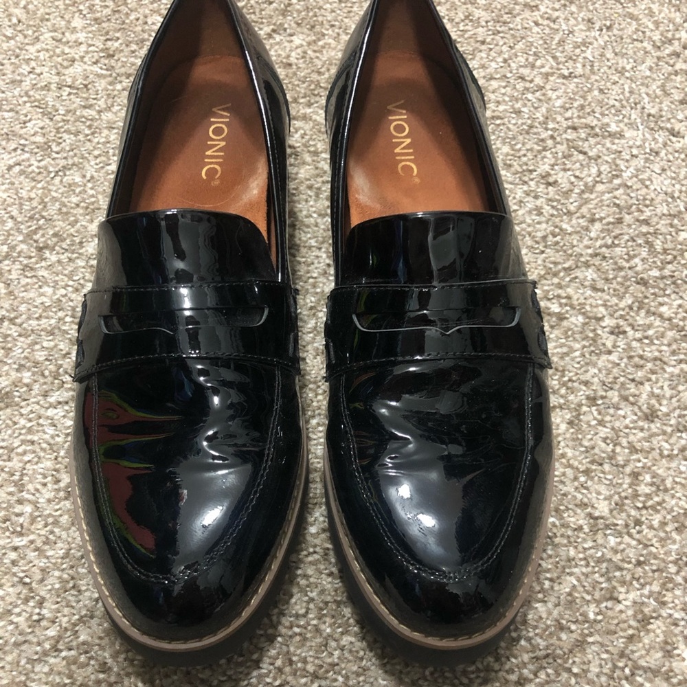Black patent leather Vionic loafer